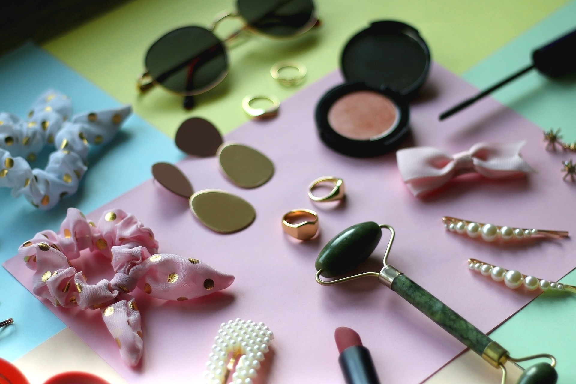 Divers accessoires et maquillage sur des arrière-plans colorés